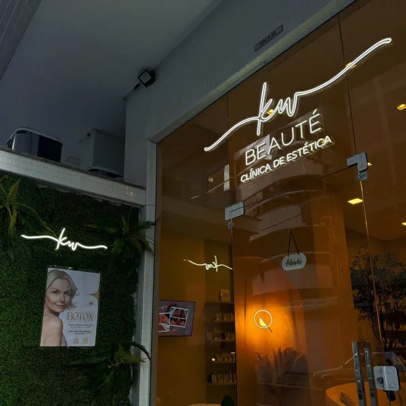 Fachada de clínica KW Beauté com letreiro em Neon LED branco