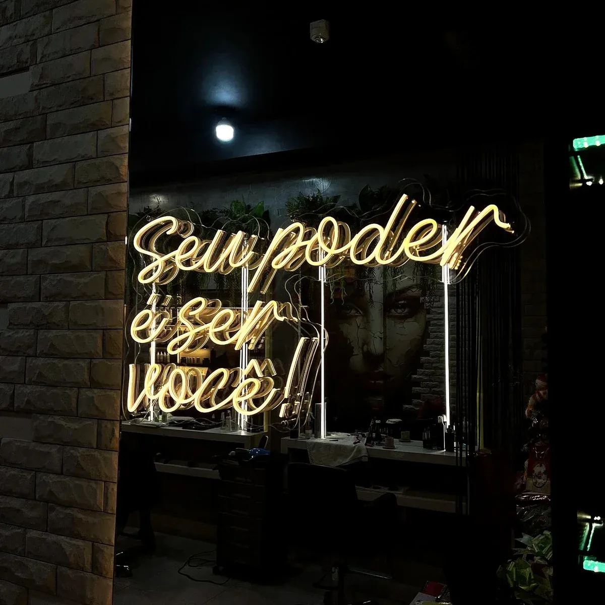 Frase 'Hello Gorgeous' em Neon LED rosa aplicada sobre espelho de salão de beleza