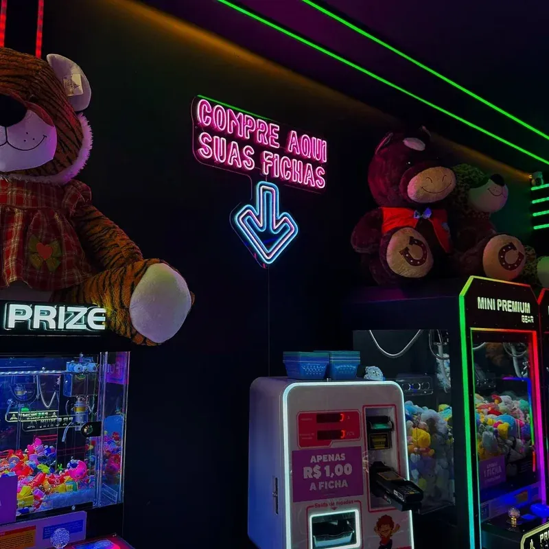 Sinalização interna em Neon LED indicando direção com seta e texto iluminado